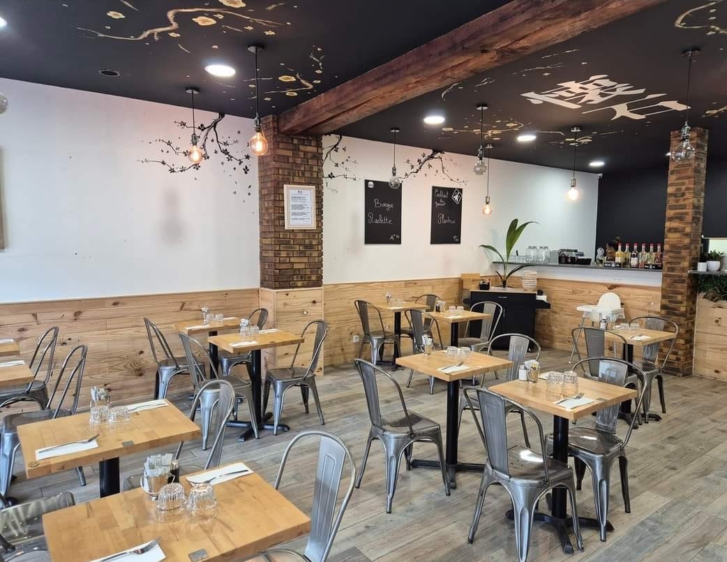 Salle du restaurant Kington Lounge à Chaumont-en-Vexin